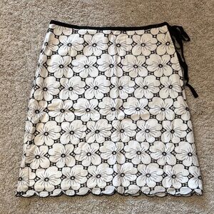 Max Studio Black and White Floral Lace A-Line Skirt side Zip enclosure.